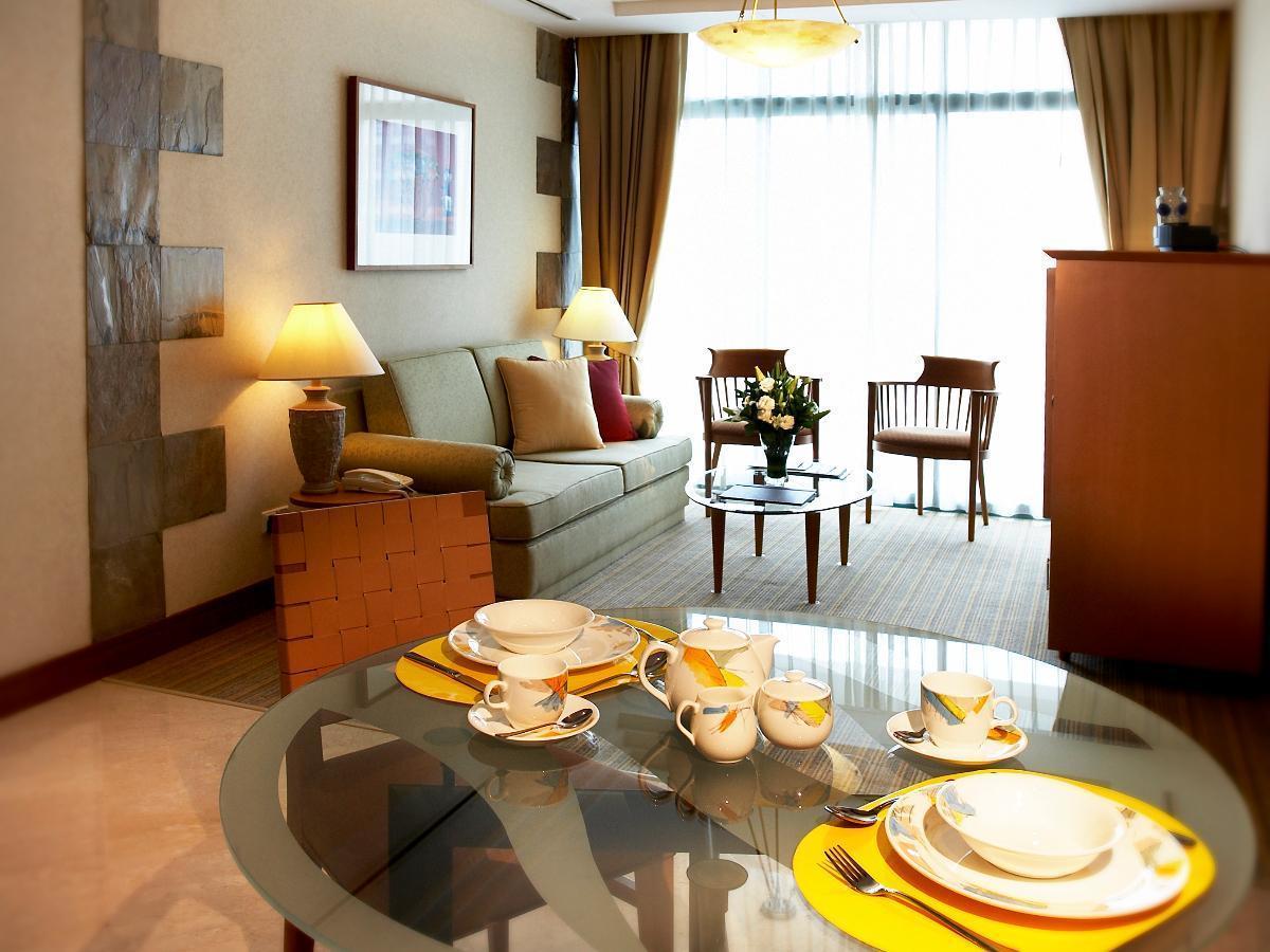 Fraser Place Robertson Walk Szingapúr Kültér fotó A typical living room in a serviced apartment