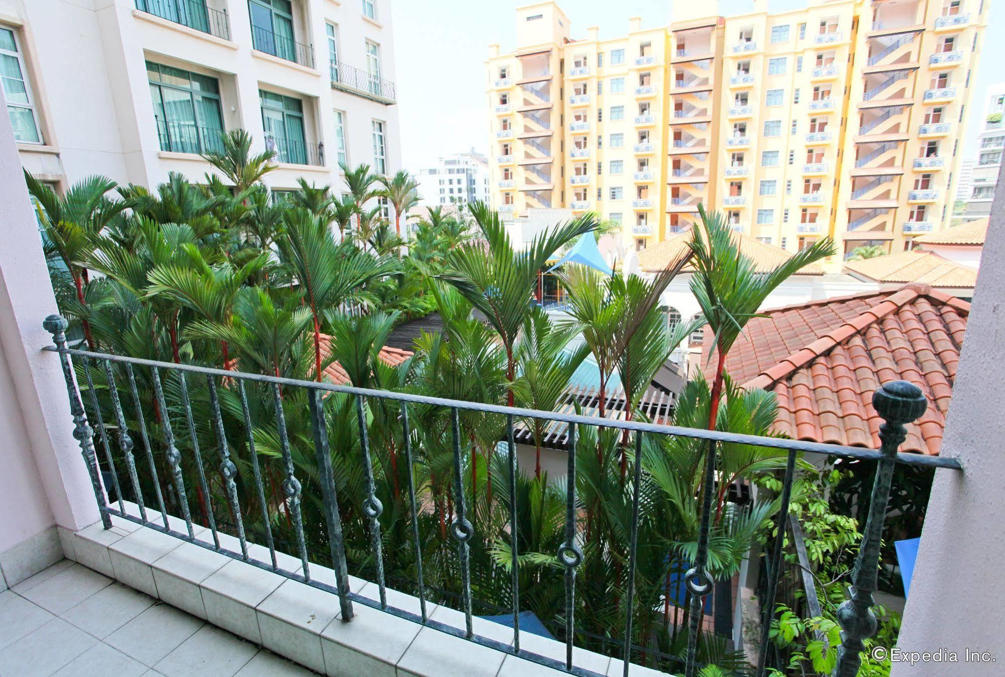 Fraser Place Robertson Walk Szingapúr Kültér fotó A balcony in Singapore