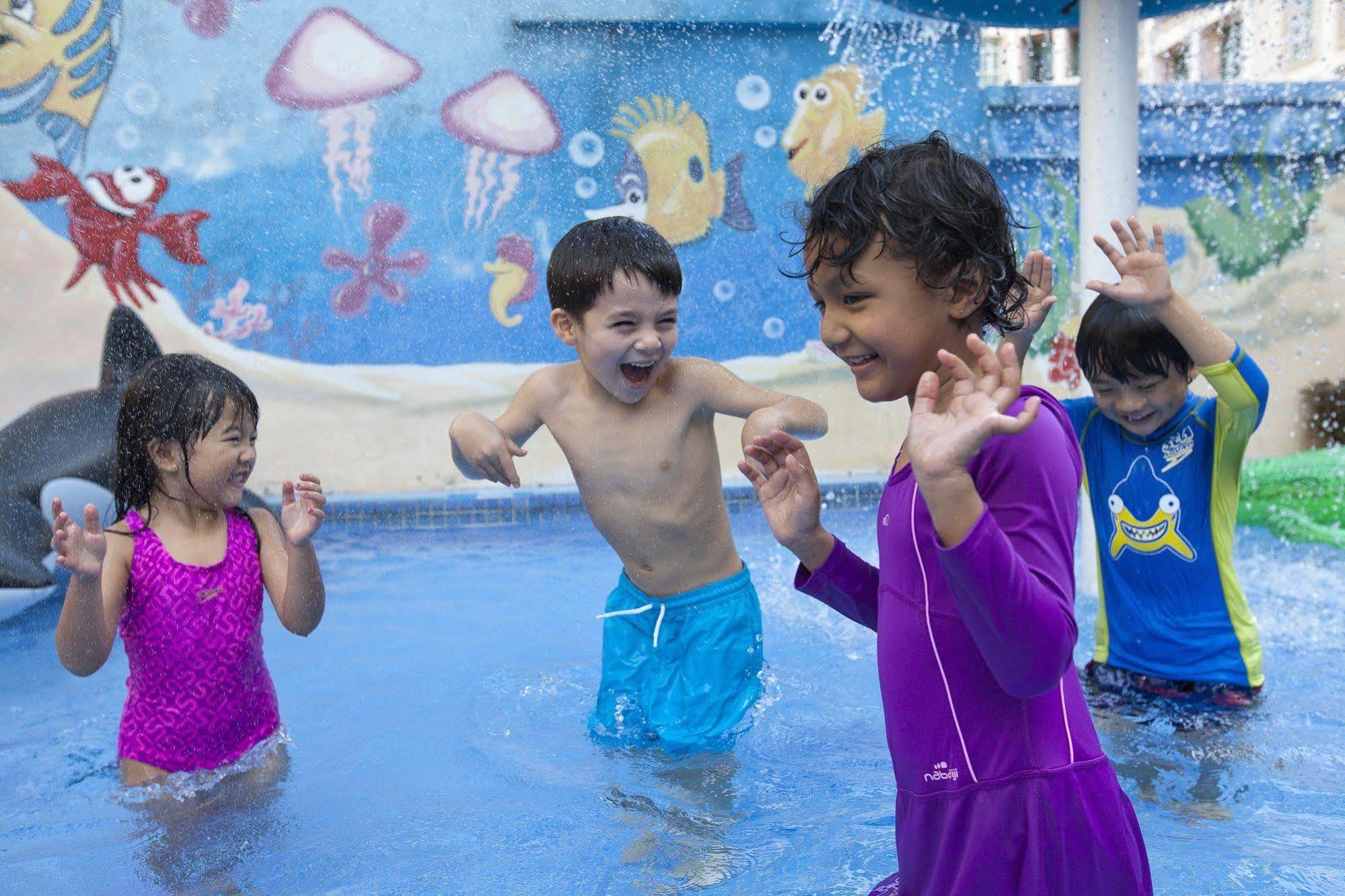Fraser Place Robertson Walk Szingapúr Kültér fotó Children playing at the water park